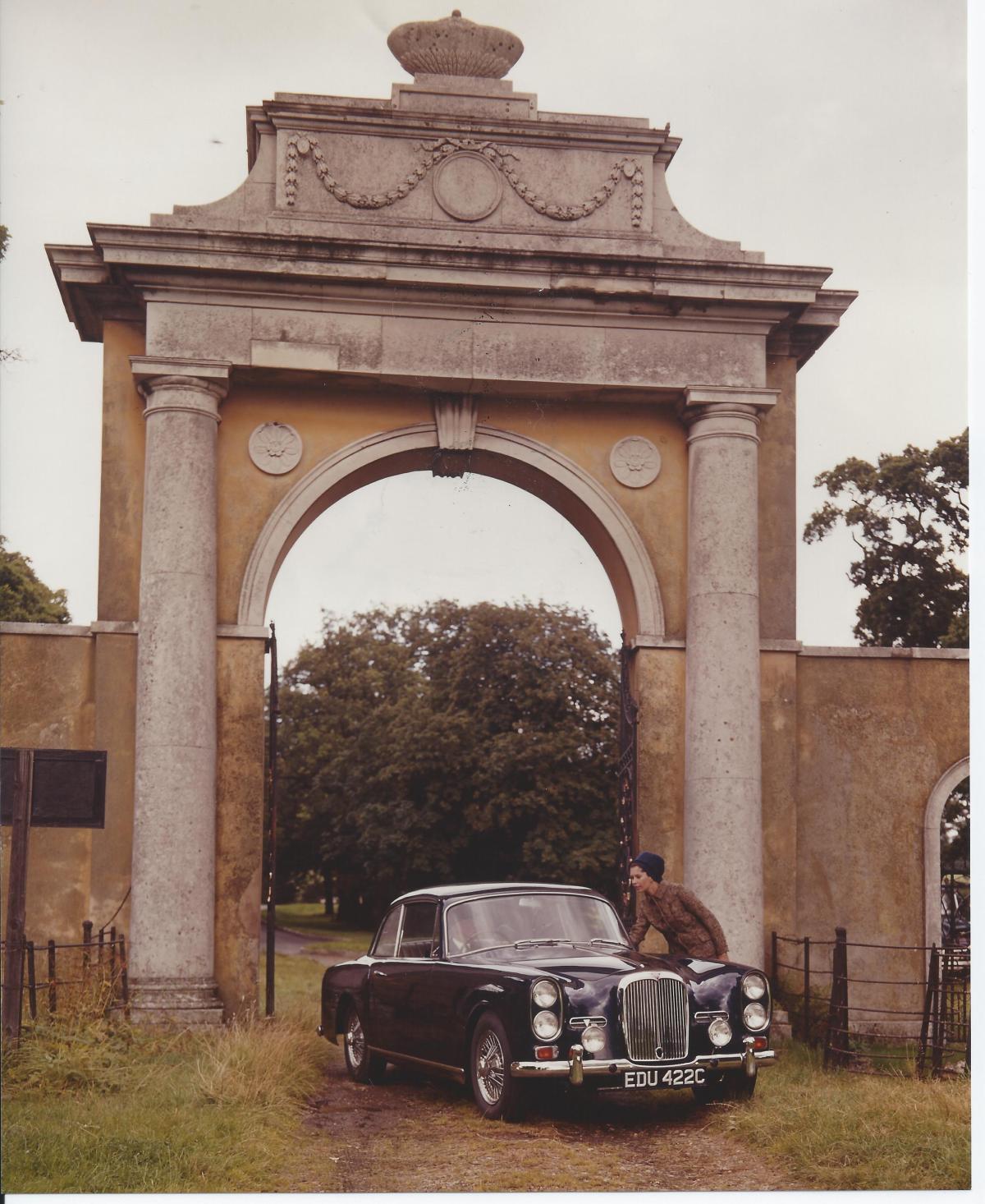 27240 TE21 saloon from the 1965 brochure